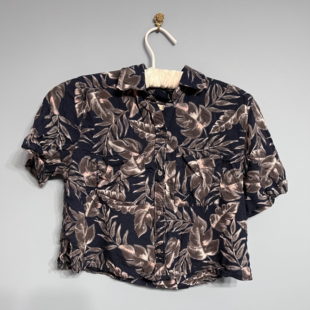 Hollister Tropical Leaves Floral Print Cropped Button Down Blouse - Picture 1 of 4